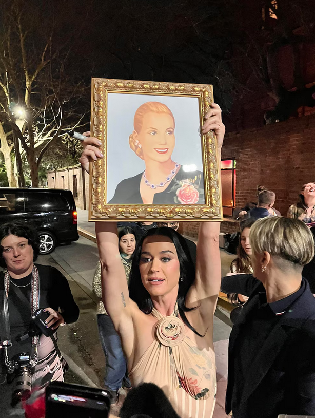 Katy Perry en Argentina: recibió un cuadro de Eva Perón y emocionó a sus fans antes de sus shows en Buenos Aires